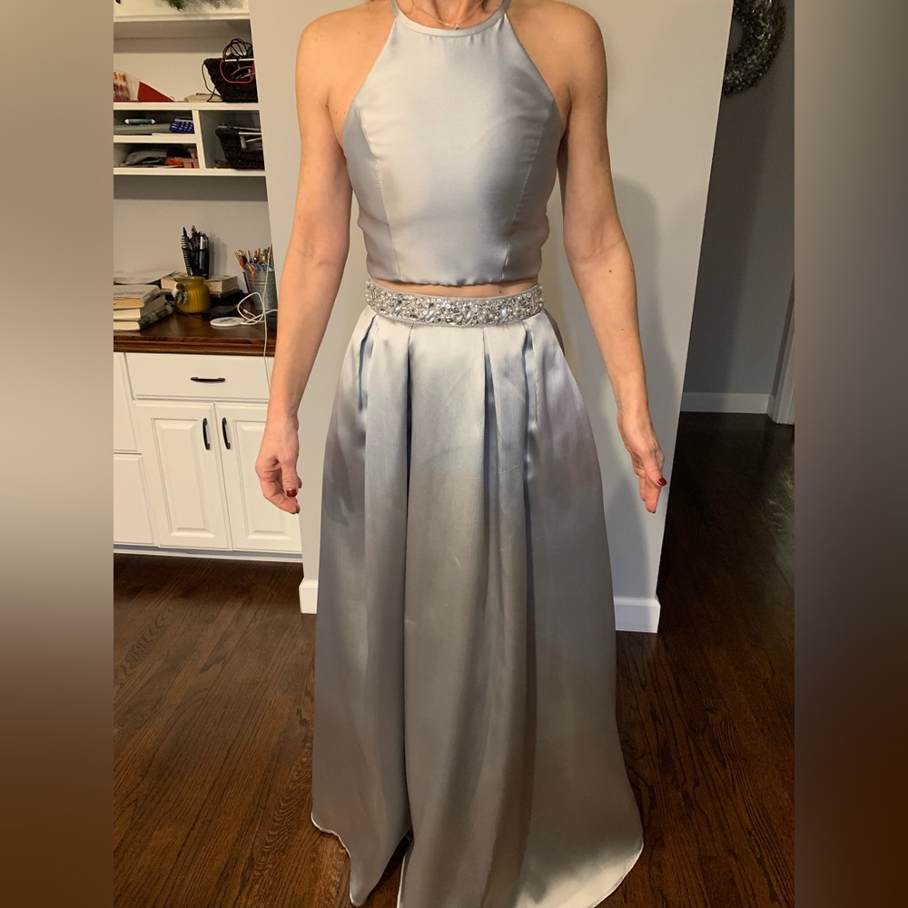 Xtraordinary silver 2 piece prom dress size 5 but fits like a size 1 or size 2
